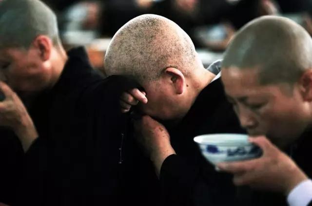 警策_|_“把你翘起的腿放下！”